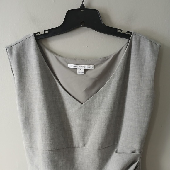 Diane Von Furstenberg Women's Sleeveless Gray Dress with Ruching Size 12 V-Back - Picture 2 of 16